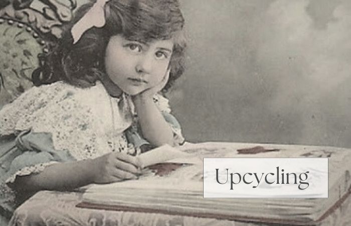 photo vintage d'une enfant collectionneuse de cartes postales
