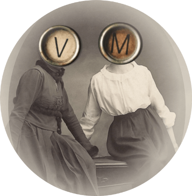photo montage sépia 2 femmes à tête de lettres machine à écrire V et M